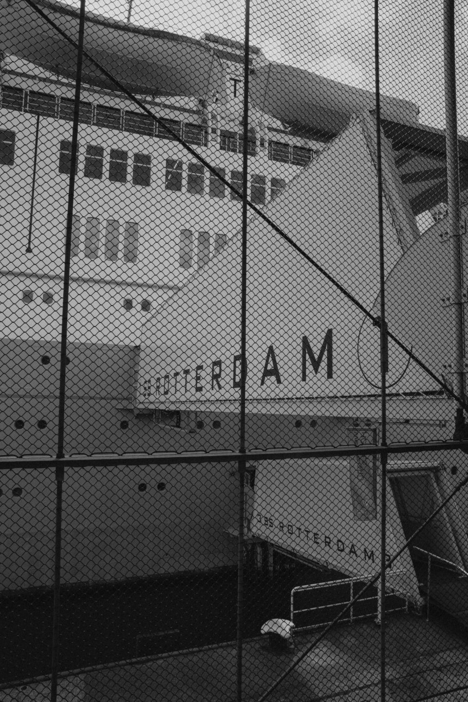 Zwart-witfoto van een schip met de naam 'Amsterdam' en een loopplank.