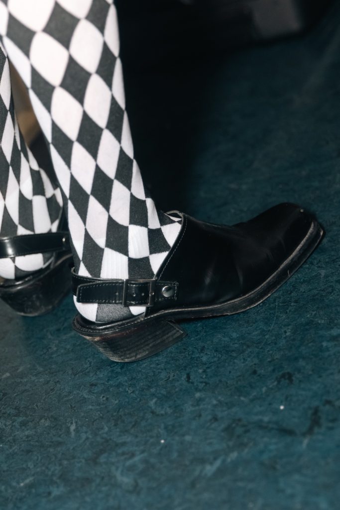 Details Shoes Jair Faria Zwarte schoenen met een hak, gedragen met zwart-witte ruitpatroonbroek.
