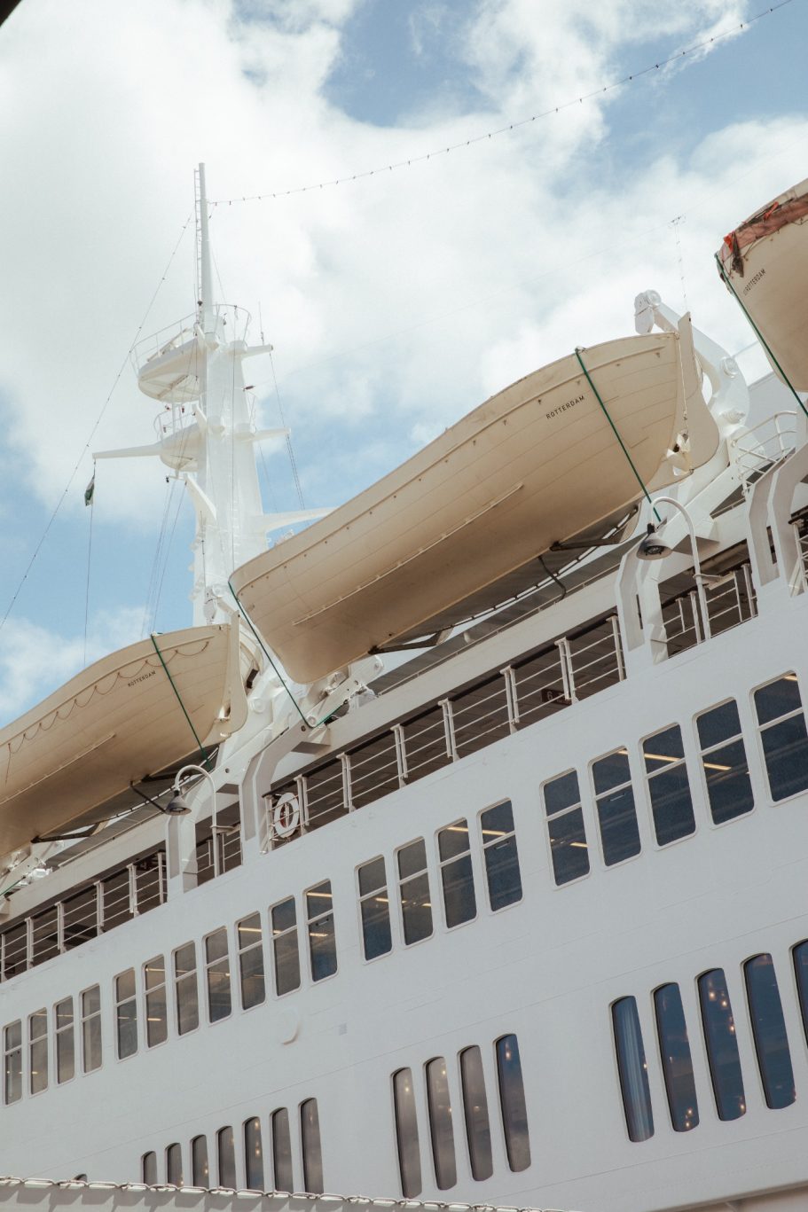 Een deel van een schip met lifeboats en een blauwe lucht op de achtergrond.