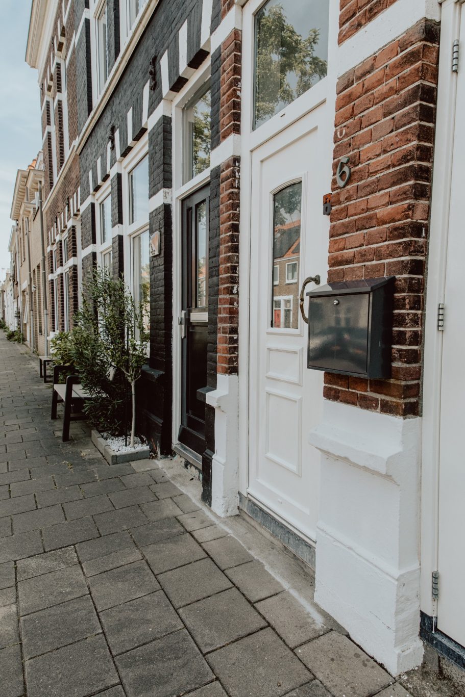 Sfeervolle straat met klassieke geveltjes en een deur met postbus.