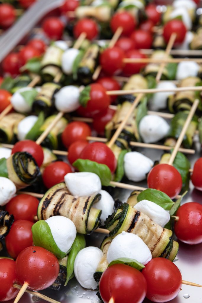 Gekleurde spiesjes met cherry-tomaten, mozzarella en courgette.