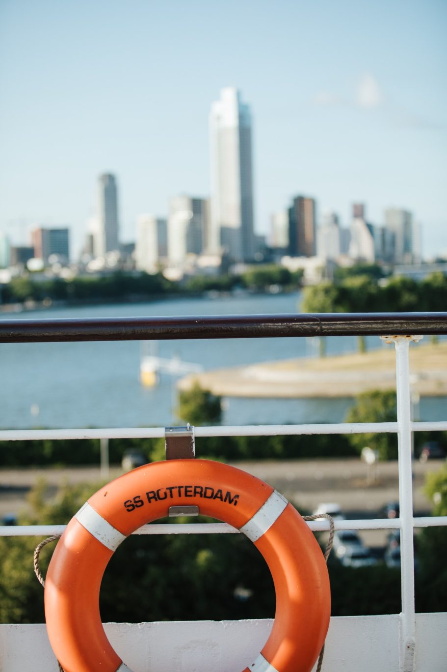 Reddingsboei voorop met stad op de achtergrond en een heldere lucht.