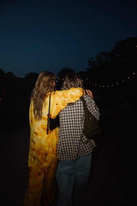 DJ H4zel - Geheime Liefde Festival Twee mensen omhelzen elkaar, met een donkerblauwe lucht op de achtergrond.