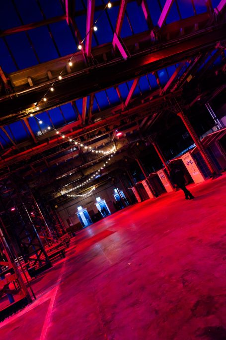 Een industrieel interieur met kleurrijke verlichting en een rustige sfeer.